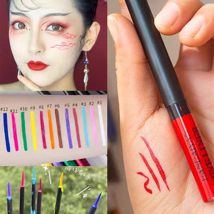 Des stylos eyeliner liquides colorés avec des échantillons montrant des options de couleurs vibrantes.