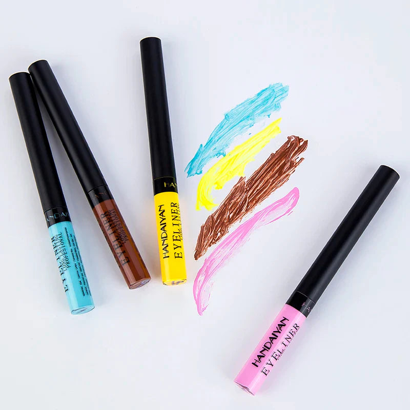 Des eyeliners liquides colorés avec des échantillons de leurs pigments.