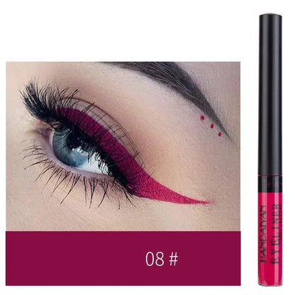 Eyeliner liquide magenta vibrant avec application d’une aile dramatique, présenté à côté de son tube.