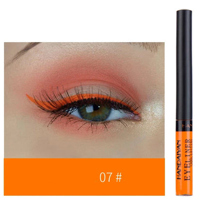 Eyeliner liquide orange vif et maquillage des yeux assorti.