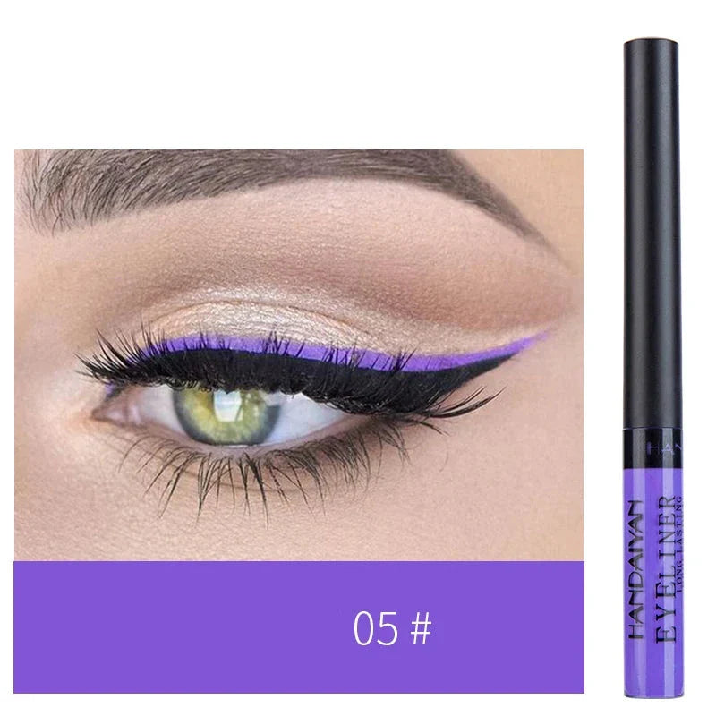 L’eyeliner liquide violet avec une démonstration de maquillage des yeux assortie.