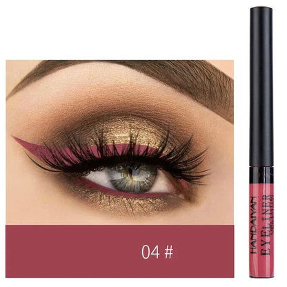 Stylo eyeliner liquide rose avec un maquillage des yeux correspondant mettant en valeur une ombre à paupières dorée chatoyante et un eyeliner bordeaux.