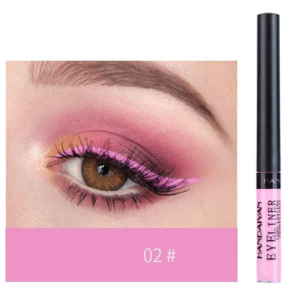 Stylo eyeliner liquide rose pour un maquillage des yeux avec des ombres à paupières roses et violettes.