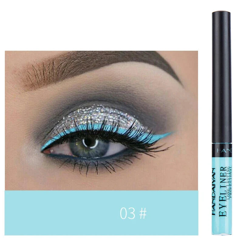 Stylo eyeliner liquide turquoise avec une démonstration de maquillage des yeux assortie.