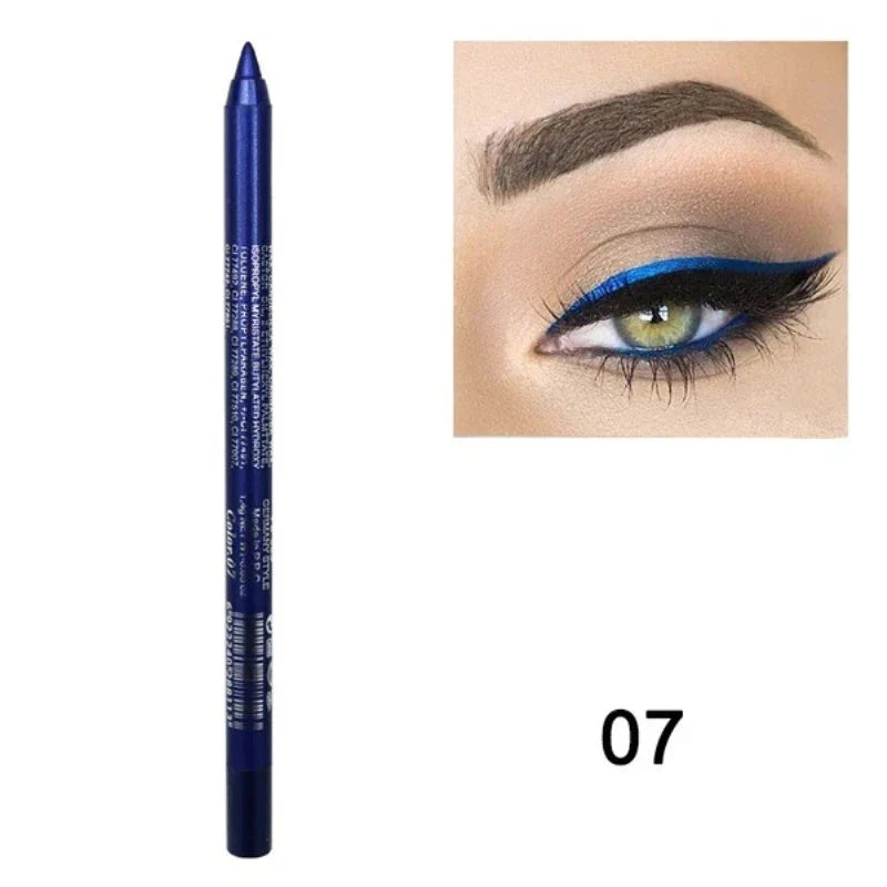 Crayon eyeliner bleu au fini métallique.