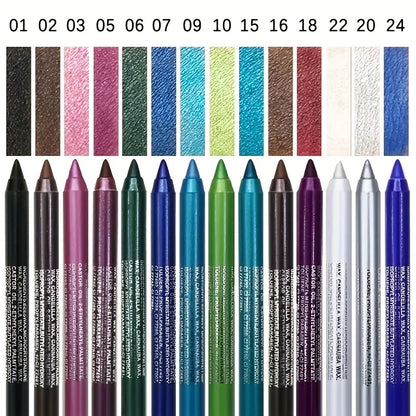 Collection de crayons eyeliner colorés disposés en rangée avec les échantillons de couleurs correspondants au-dessus d’eux.