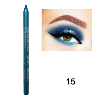 Crayon eyeliner métallique de couleur sarcelle avec une démonstration de maquillage des yeux assortie.