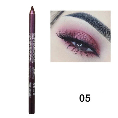 Crayon eyeliner violet au fini métallique.