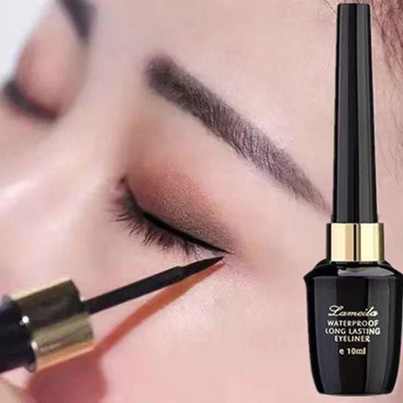 Eyeliner liquide noir avec une bande de couleur or.