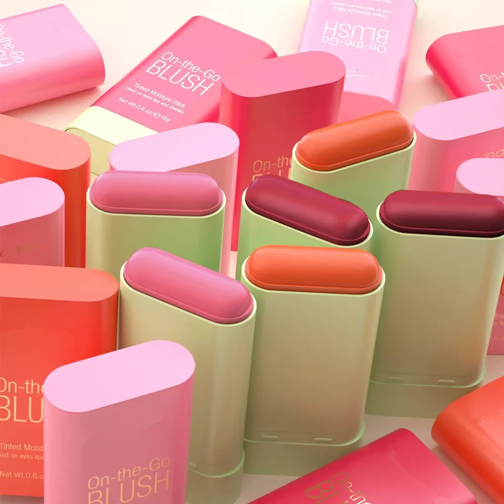 Collection de flacons de blush crème rose et corail au fini mat.