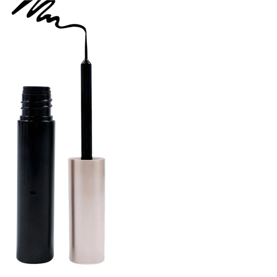 Eyeliner liquide noir avec pinceau applicateur et capuchon rose pâle.