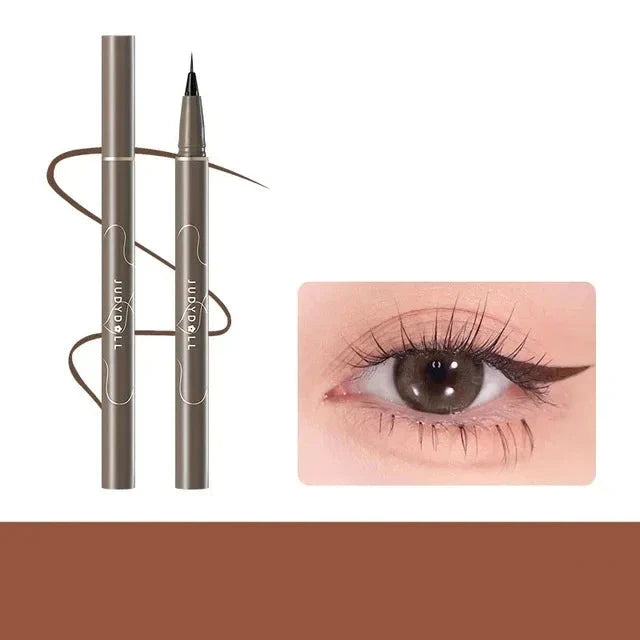 Stylo eyeliner liquide à pointe fine présenté à côté d’un maquillage à base d’eyeliner ailé.