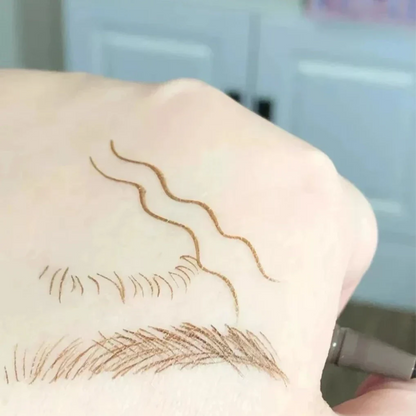 Lignes ondulées tracées à l’encre brune sur une peau pâle, ressemblant à des sourcils.