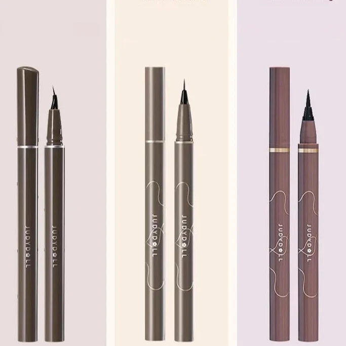 Trois paires d’eye-liners liquides dans différentes nuances de brun et de gris.