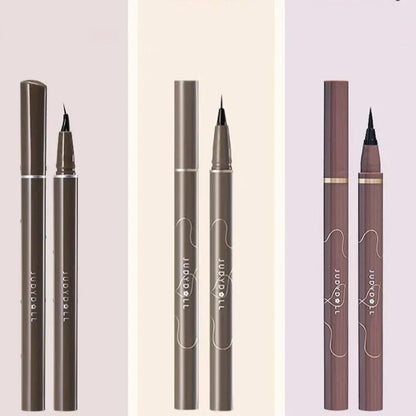 Trois paires d’eye-liners liquides dans différentes nuances de brun et de gris.