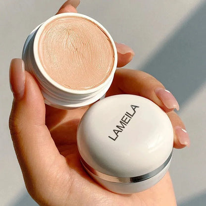 Pot à cosmétiques blanc contenant une crème rose pêche étiquetée ’LAMELIA’.