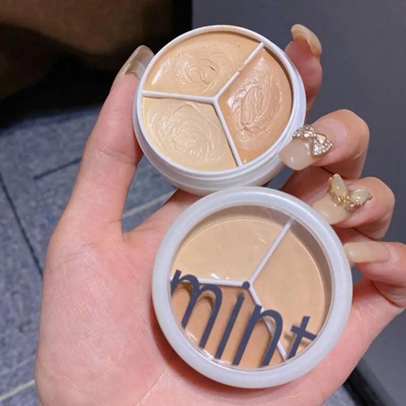 Compact de maquillage de marque Mint contenant un correcteur ou un fond de teint de couleur beige divisé en plusieurs sections.