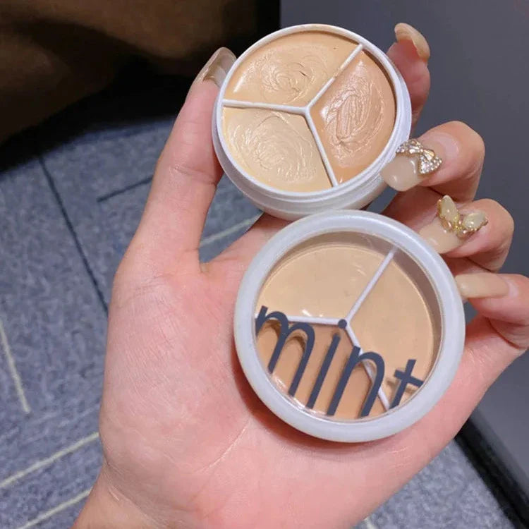 Compact de maquillage de la marque Mint contenant trois teintes de poudre beige.