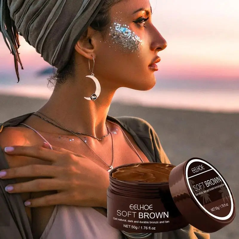 Pot de produit de beauté Celhoe Soft Brown avec un modèle orné de paillettes dans un style promotionnel.