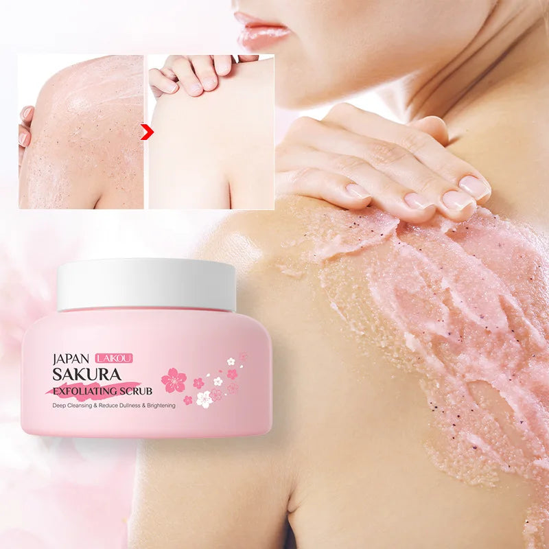 Gommage exfoliant pour le corps sur le thème du sakura rose dans un pot à l’emballage japonais.