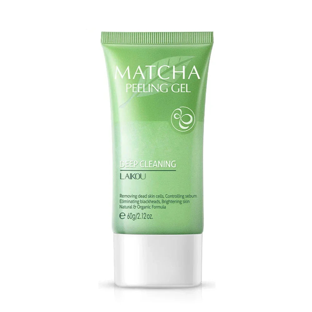 Gel gommant au matcha vert dans un tube blanc et vert.