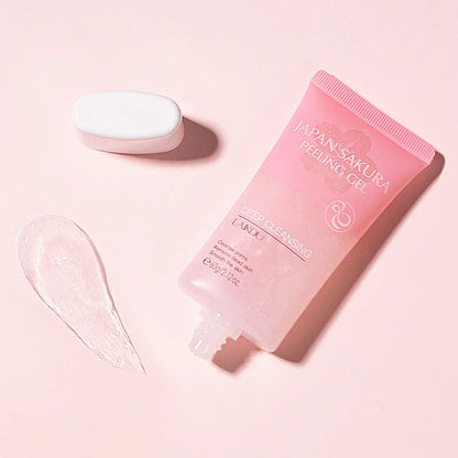 Tube de soin rose avec, à côté, un échantillon de la texture du produit.