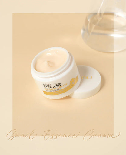 Pot de crème cosmétique blanc avec des accents dorés et un logo en forme d’escargot.