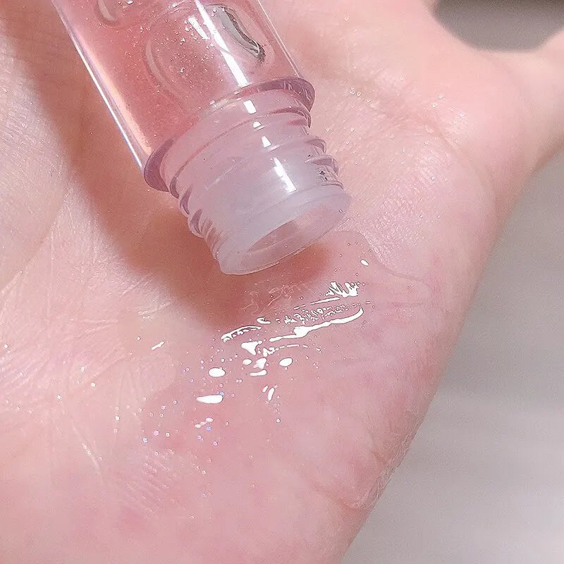 Produit de soin liquide transparent distribué sur la peau.