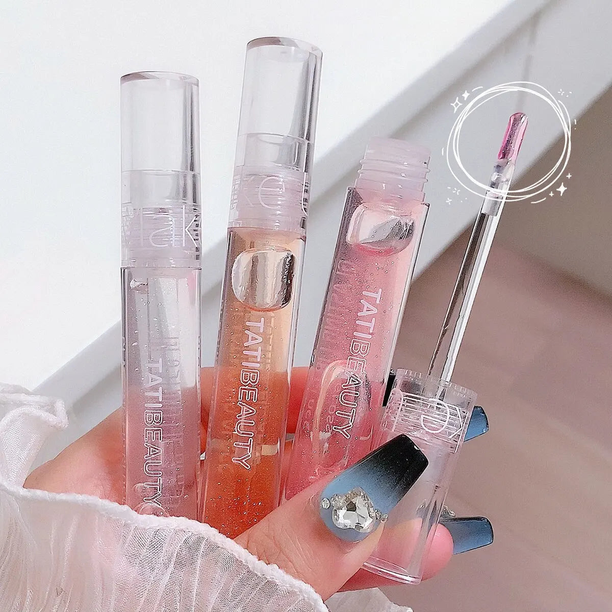 Collection de gloss roses et pêches avec tubes transparents.