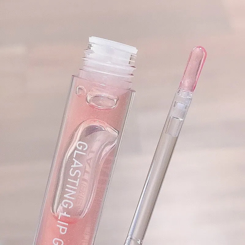 Tube de gloss rose avec applicateur.