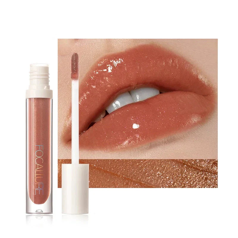 Tube de brillant à lèvres nude-rose avec applicateur et un échantillon montrant la couleur chatoyante sur les lèvres.