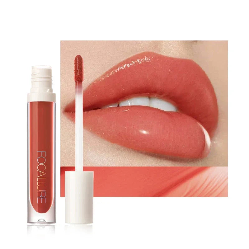 Rouge à lèvres liquide de couleur corail avec applicateur blanc.