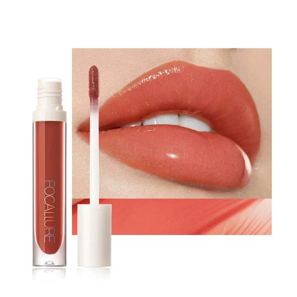 Rouge à lèvres liquide de couleur corail avec applicateur blanc.