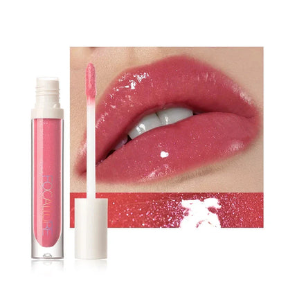 Tube de gloss rose brillant avec applicateur et démonstration d’application sur les lèvres.