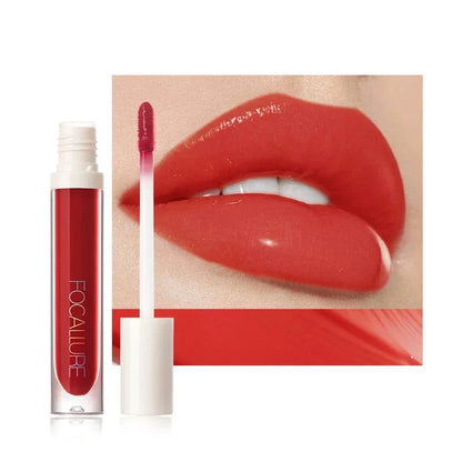 Rouge à lèvres liquide rouge avec applicateur blanc.