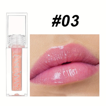 Produit gloss rose brillant avec un swatch montrant son fini chatoyant.