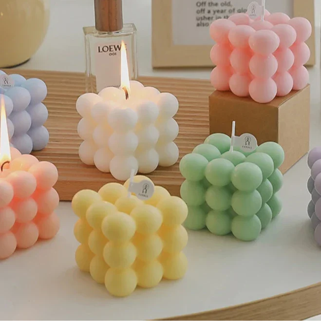 Bougies cubiques en forme de bulles aux couleurs pastel.