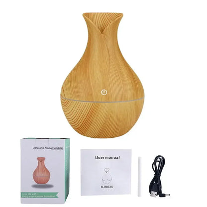 Diffuseur d’huiles essentielles en forme de vase texturé en grain de bois avec bouton d’alimentation.