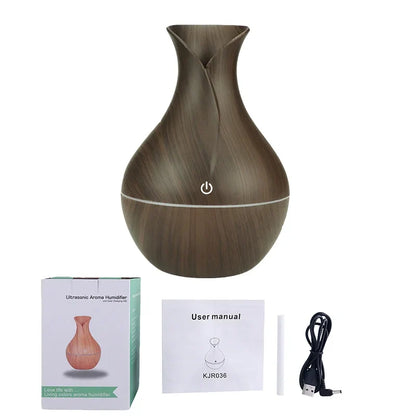 Diffuseur d’huiles essentielles en forme de vase, texturé en grain de bois foncé.