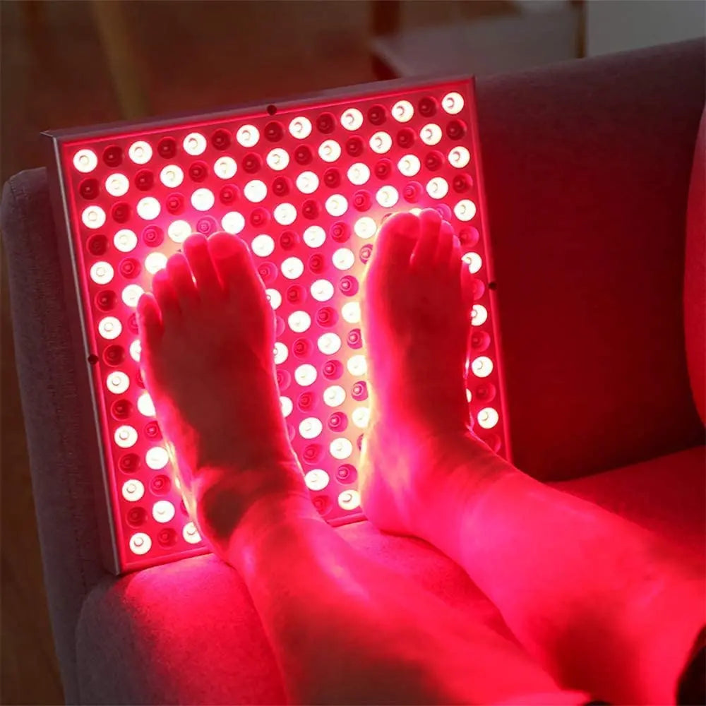 Panneau de luminothérapie LED rouge avec des pieds placés devant.