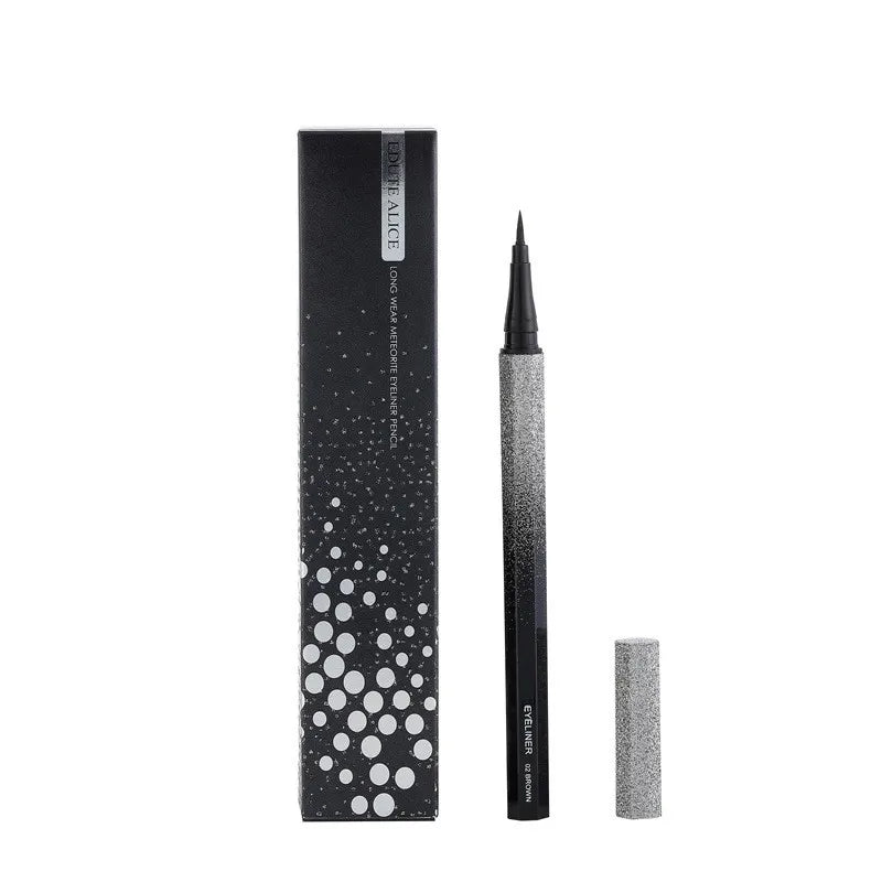 Stylo eyeliner liquide noir avec un motif en pointillés sur son emballage.