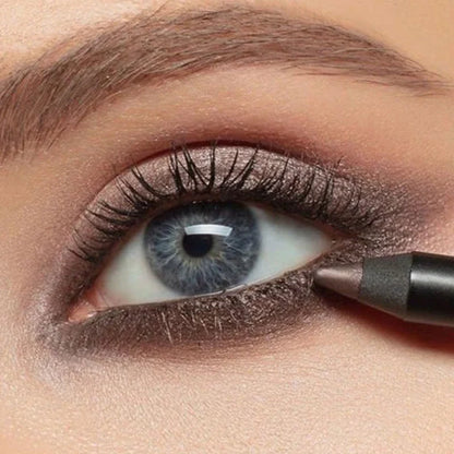 Un œil bleu saisissant avec une ombre à paupières fumée et l’application d’un eye-liner.