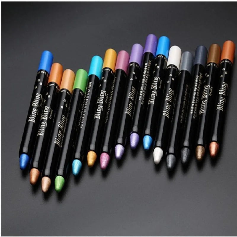 Collection de crayons eye-liner colorés disposés en diagonale.