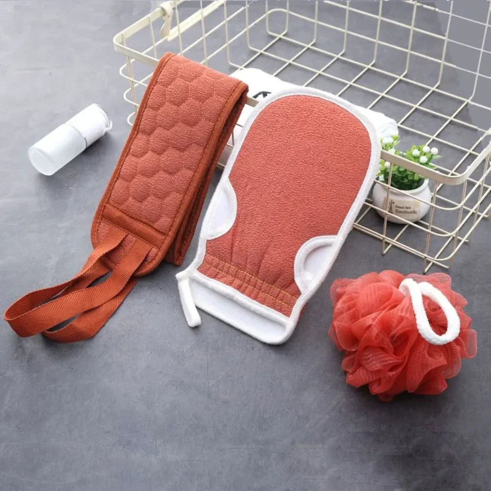 Ensemble gant de bain et brosse à dos en rose corail.