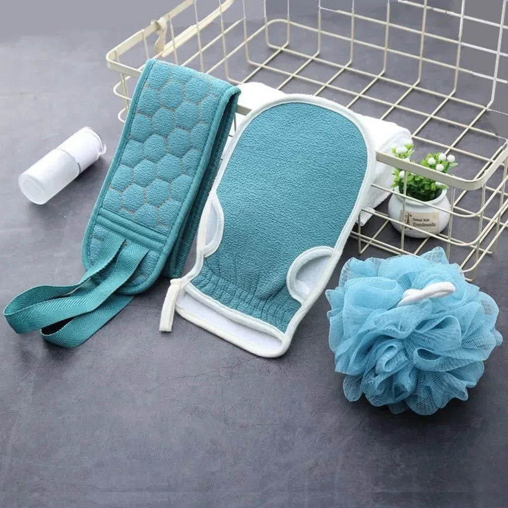 Accessoires de bain turquoise comprenant un gant de toilette en luffa, un exfoliant pour le dos et un pouf de douche en maille.