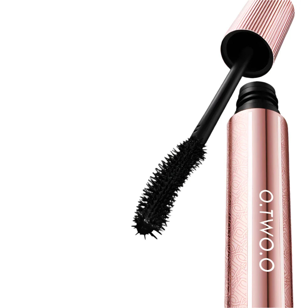 Mascara or rose avec brosse noire.