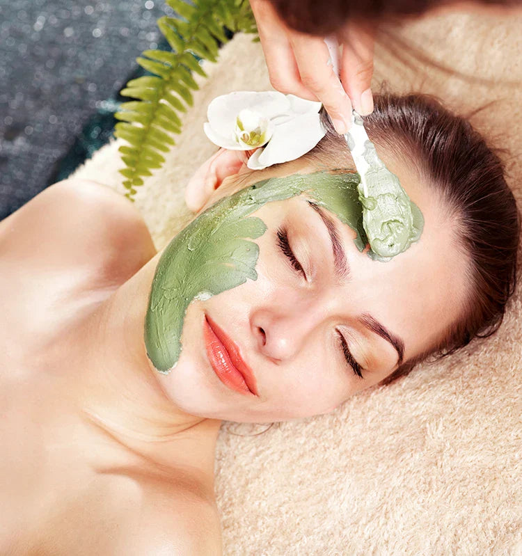 Application d’un masque facial vert lors d’une cure thermale.