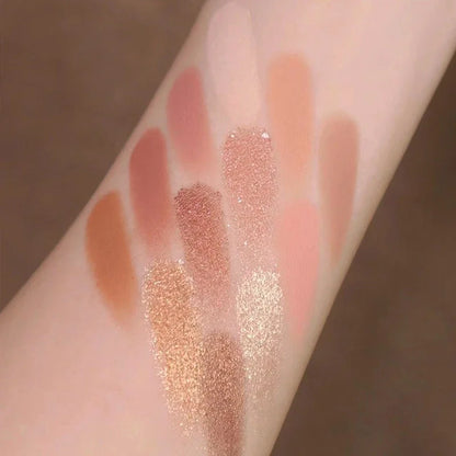 Maquillage d’ombres à paupières chatoyantes or rose et nude sur la peau.