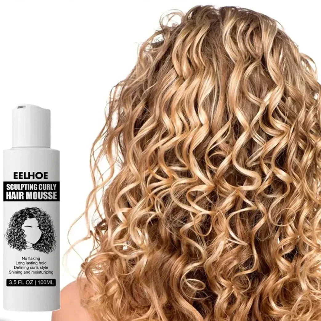 Flacon blanc de mousse sculptante pour cheveux bouclés Eelhoe présenté à côté de cheveux bouclés blonds.