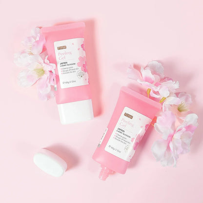 Tubes de produits de soin ou de beauté roses avec des accents floraux blancs.